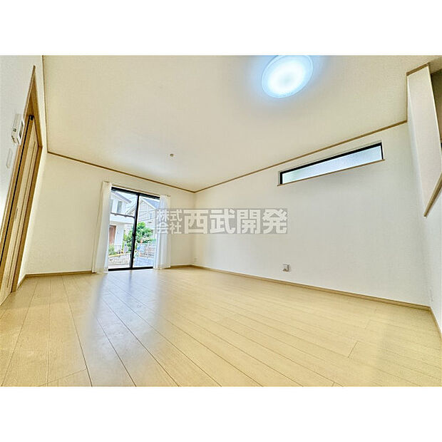 南西に向いたリビングには太陽の光が射し込みます。家族が集まる場所だからこそ、明るい空間作りがかかせません。