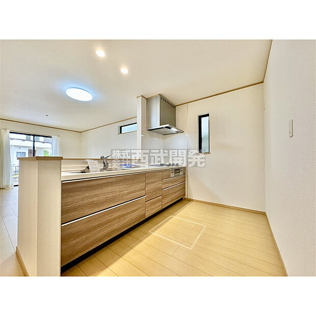 お料理をしながらでもご家族との会話を楽しめる対面キッチンです。リビングを見渡せる作りが人気です。