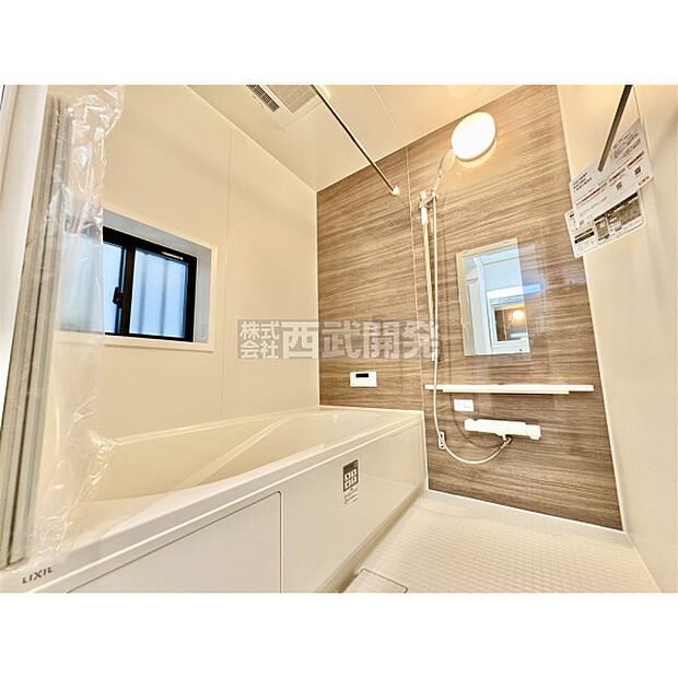 換気乾燥機付きの浴室は、雨の日でも洗濯物ができるのでとても便利です。梅雨の時期でもこれで安心ですね。