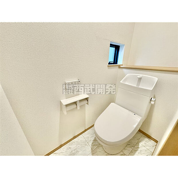 いつも綺麗に清潔に。洗浄機付きトイレです。もちろん窓も付いてるので空気の入れ替えも楽にできます。