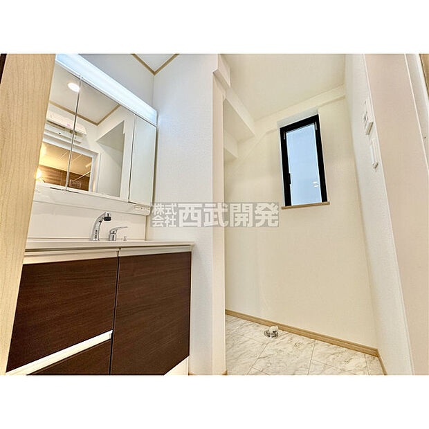 収納力と機能性に優れた三面鏡洗面化粧台です。鏡の裏は収納スペースになっていますので、すっきり清潔に保てます。