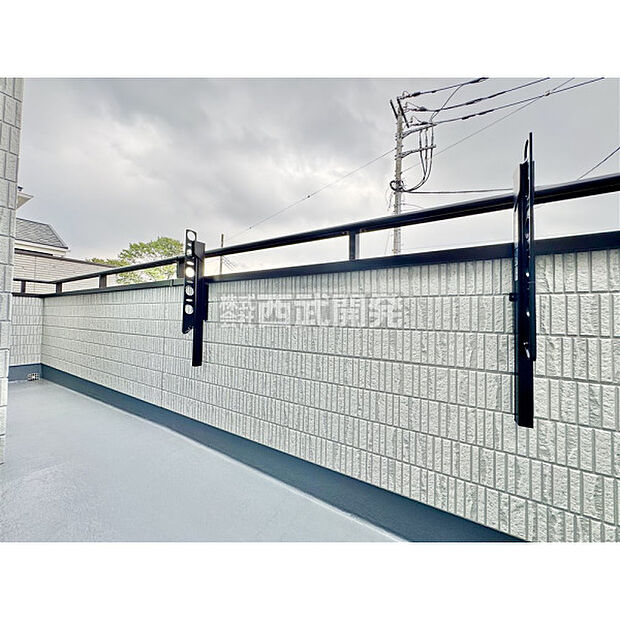 ワイドなバルコニーで洗濯物もお布団も、たくさん干せます。広いバルコニーは使い勝手が良好です。