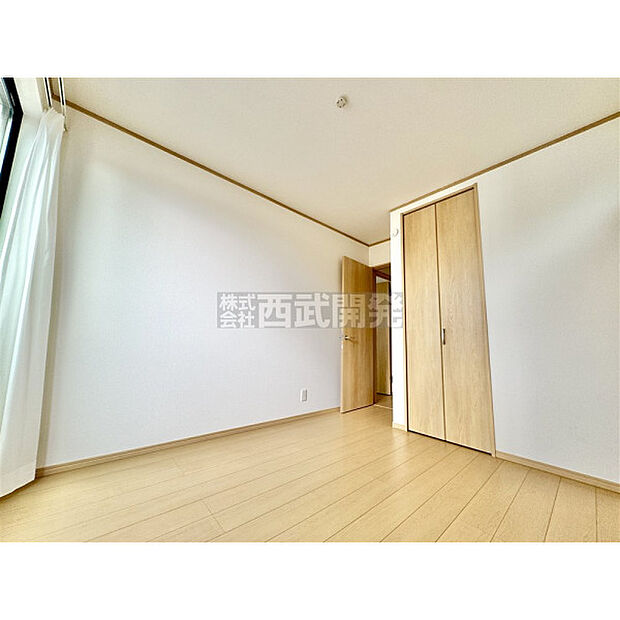 洋服などをすべて収納して室内空間は広々快適