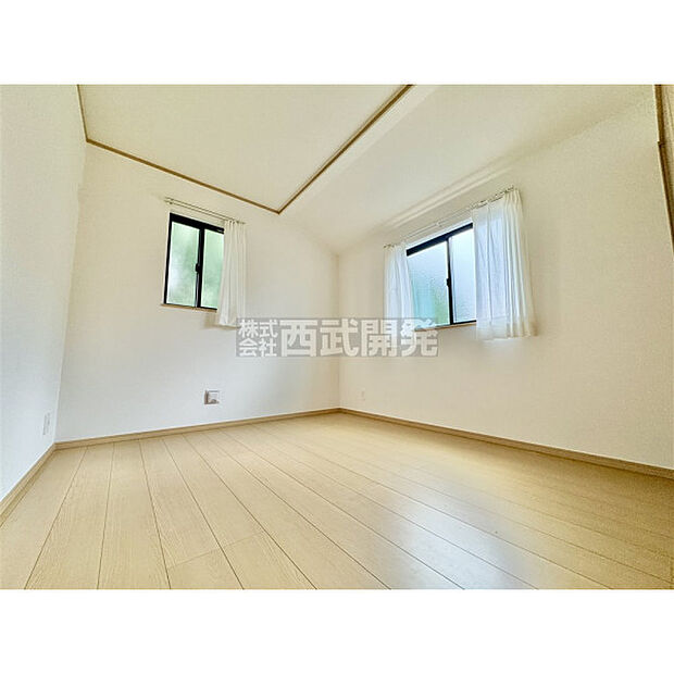 明かり取りの窓が一つあるだけでお部屋の印象がぐっと変わります。細やかな気遣いが感じられるこだわりですね。