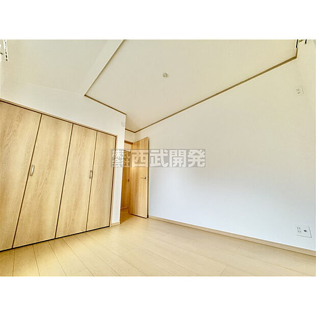 洋服などをすべて収納して室内空間は広々快適