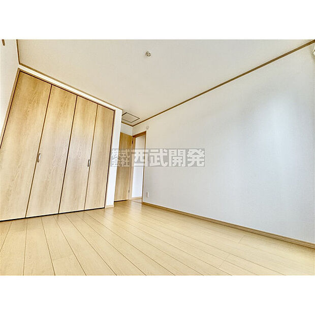 部屋にはクローゼットがございます。収納が多いお家はすっきりして快適空間です。