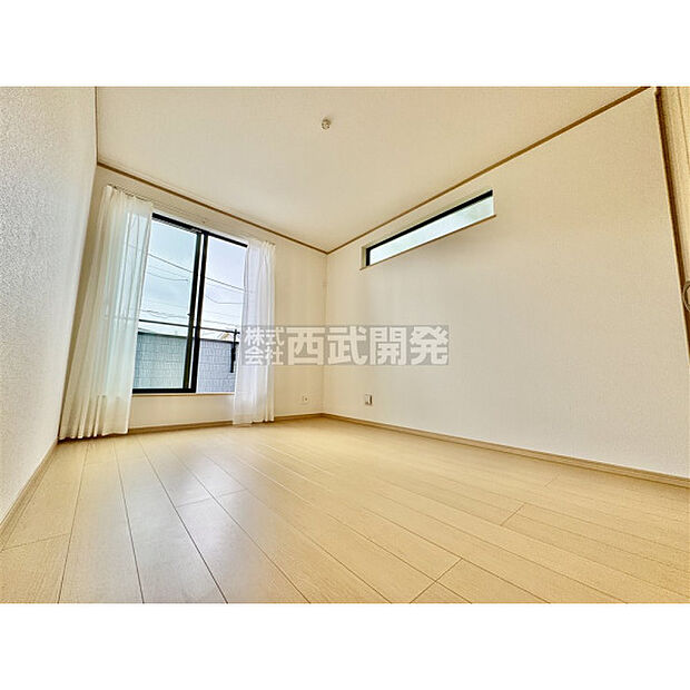 穏やかな日差しと心地よい風が吹き抜ける窓配置