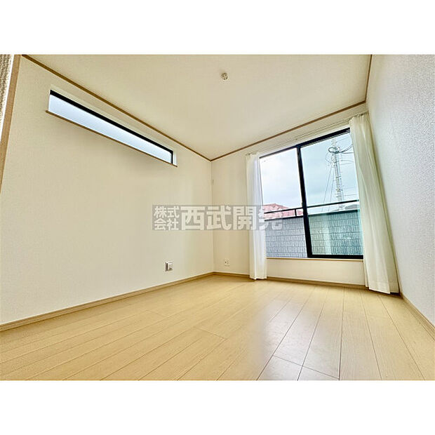 穏やかな日差しと心地よい風が吹き抜ける窓配置