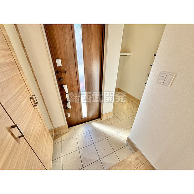 玄関には土間スペースをご用意いたしました。ベビーカーを置いたり、傘やコートを掛けたりと大活躍。