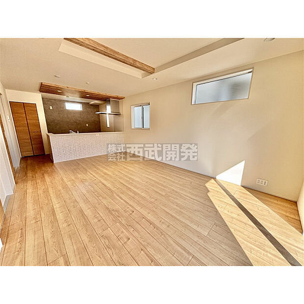 リビングには太陽の光が射し込みます。家族が集まる場所だからこそ、明るい空間作りがかかせません。