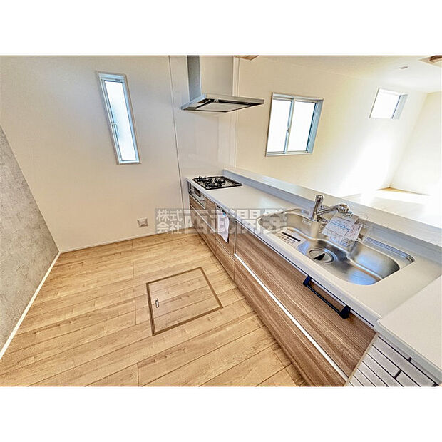 料理中もリビングの家族に目が届く対面カウンターキッチン。食器洗い乾燥機付きなので、食後はゆっくり家族だんらんを楽しめます