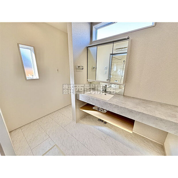 収納力と機能性に優れた三面鏡洗面化粧台です。鏡の裏は収納スペースになっていますので、すっきり清潔に保てます。