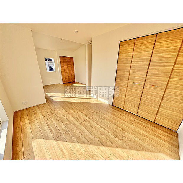 収納力のあるダブルクローゼット。収納が多いとお部屋の使い勝手がとても良くなります。