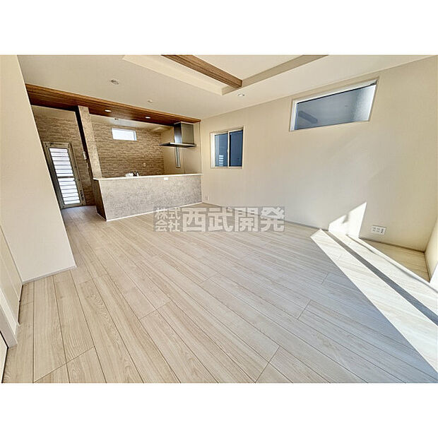 リビングには太陽の光が射し込みます。家族が集まる場所だからこそ、明るい空間作りがかかせません。