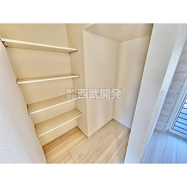 収納に便利なキッチンパントリー。