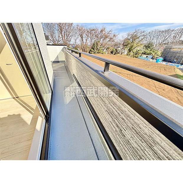 太陽の光が射し込むバルコニーは、洗濯物を干すのが楽しくなりますね。