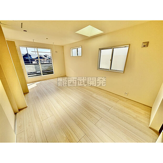 洋室は日当り・通風ともに良好です。明るい部屋はそれだけで気分が晴れやかになりますね。