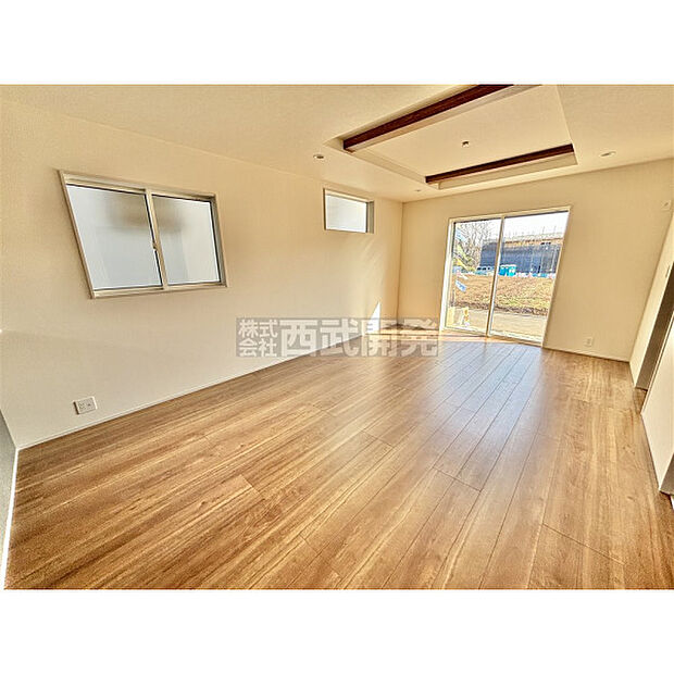 リビングには太陽の光が射し込みます。家族が集まる場所だからこそ、明るい空間作りがかかせません。