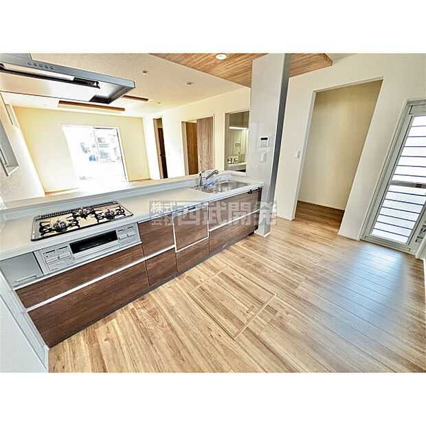 会話を楽しみながら料理ができる対面キッチンです。勝手口を設置することにより家事動線への配慮がポイントです。