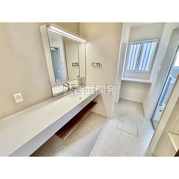 広々とした洗面空間がゆとりの時間を演出