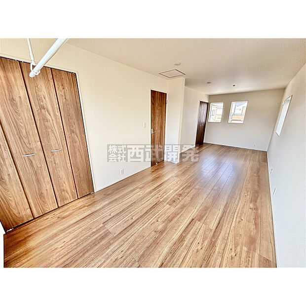 洋室は日当り・通風ともに良好です。室内物干し付きで便利です。