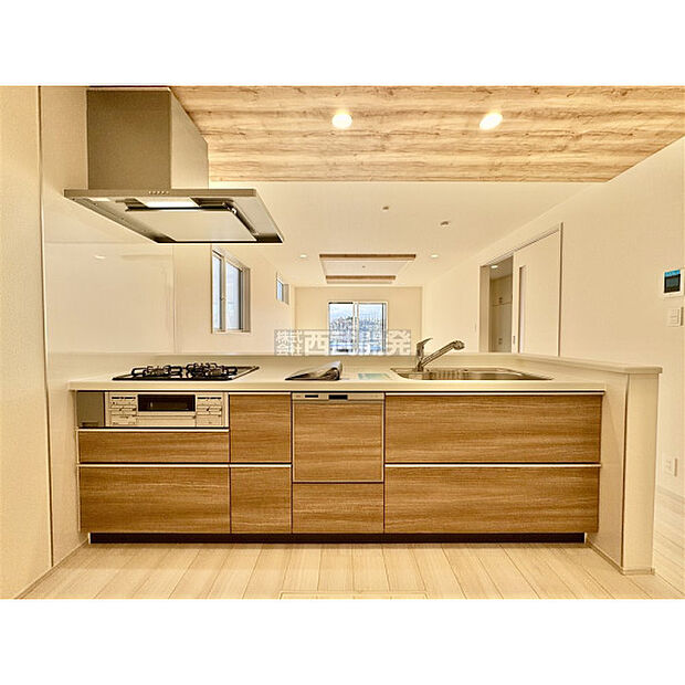 食器洗浄機付です。あらいものは毎日のこと、あれば何かと便利な設備です。