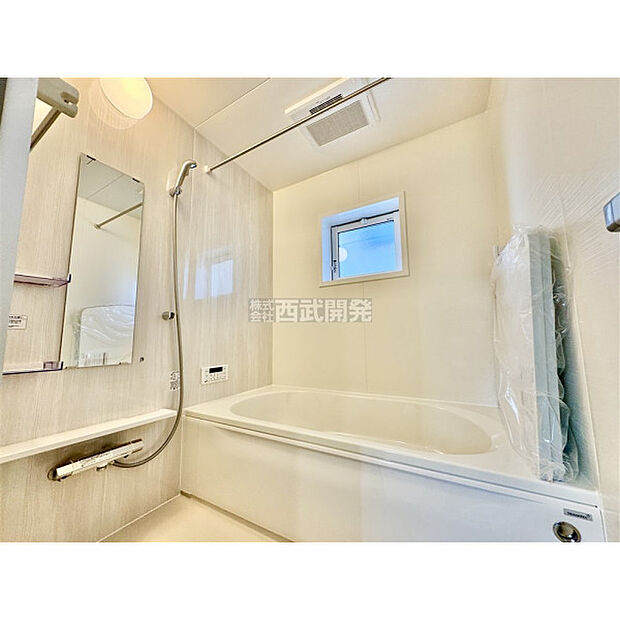 お子様と一緒にバスタイムを楽しめる広々空間。浴室乾燥機付で心地よいバスタイムを実現します。