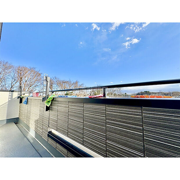 大きな空に包まれて、太陽の光をたっぷりと浴びながら過ごす毎日は、自然と家族の笑顔で溢れます。