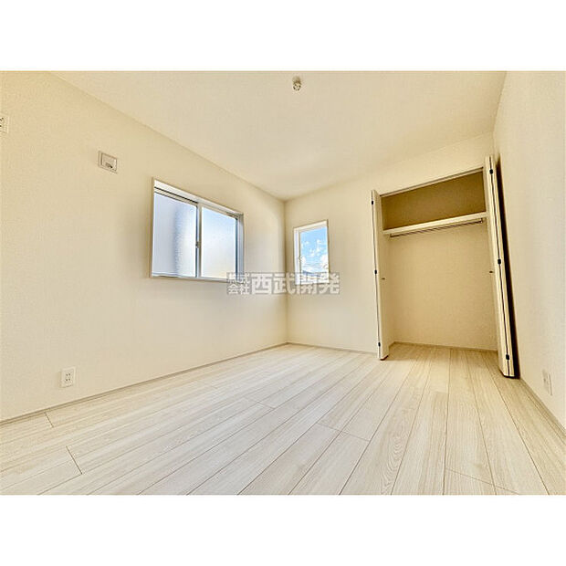 穏やかな日差しと心地よい風が吹き抜ける窓配置