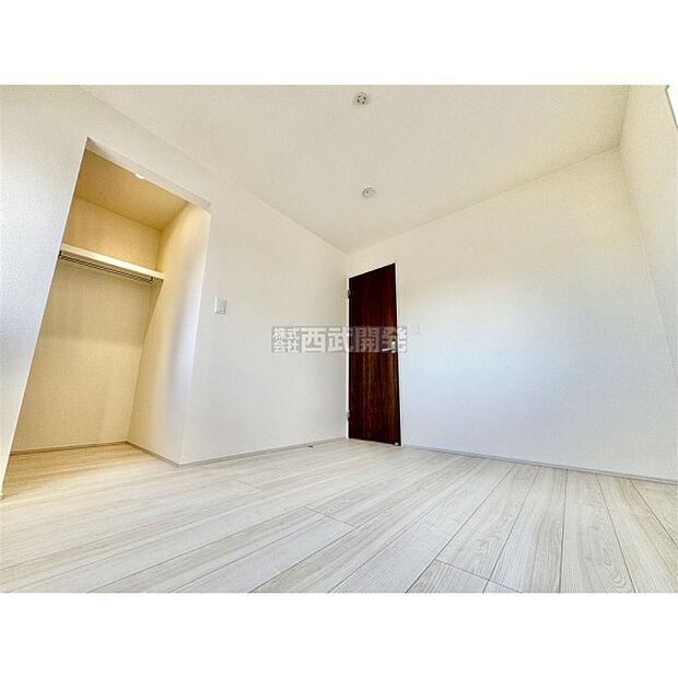 洋服などをすべて収納して室内空間は広々快適