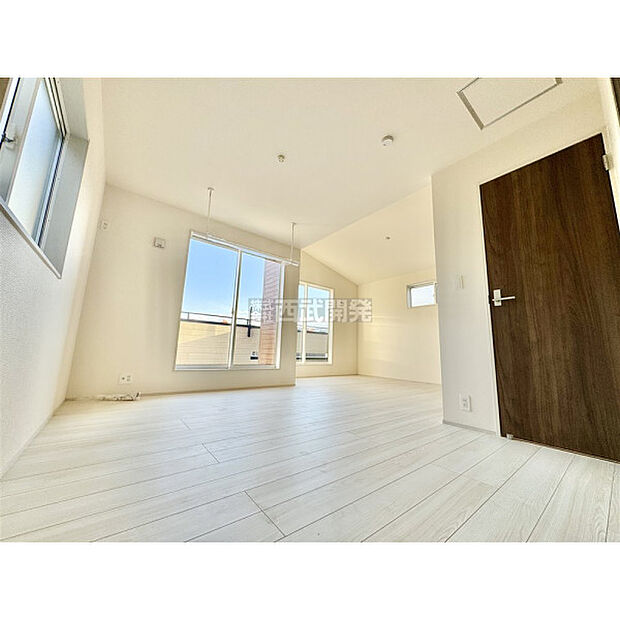 洋室は日当り・通風ともに良好です。明るい部屋はそれだけで気分が晴れやかになりますね。