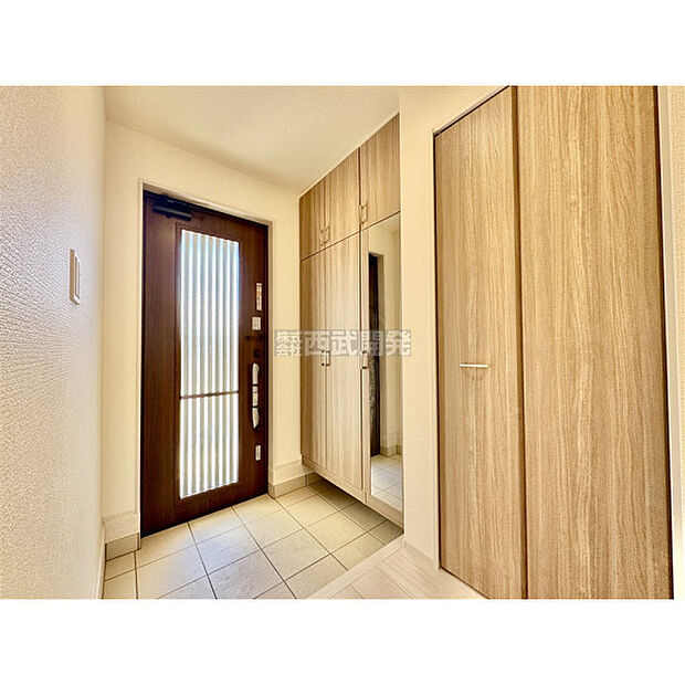 シューズボックスには鏡が付いているので、外出前の身支度チェックができます。