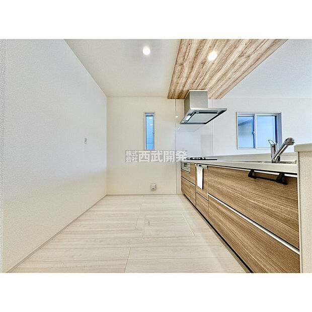 空間の広がりを演出するオープン式対面キッチンです。視界を遮らないのでゆとりの空間が生まれます。