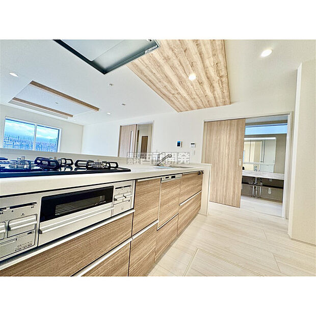 料理中もリビングの家族に目が届く対面カウンターキッチン。食器洗い乾燥機付きなので、食後はゆっくり家族だんらんを楽しめます