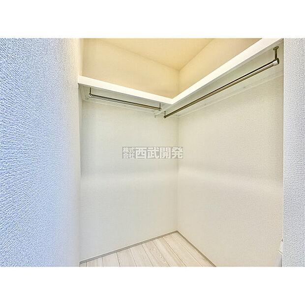 大容量のウォークINクローゼット付、衣類や鞄のほかに、かさばる荷物や季節物もスッキリ片付きます。