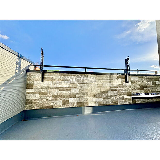 大きな空に囲まれた気持ちのいい家。バルコニーを覗くだけで圧倒的な開放感に包まれます。