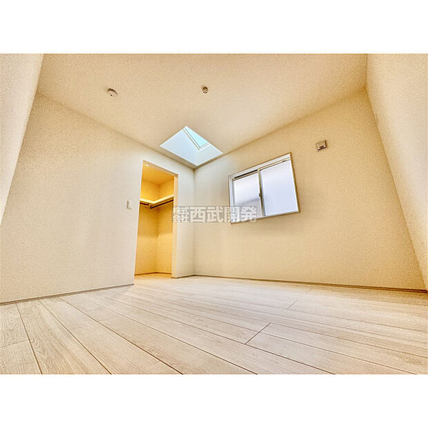 トップライトからの採光がお部屋を明るくします。