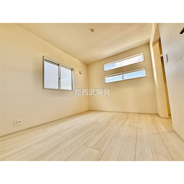 穏やかな日差しと心地よい風が吹き抜ける窓配置