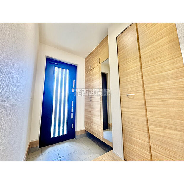 シューズボックスには鏡が付いているので、外出前の身支度チェックができます。