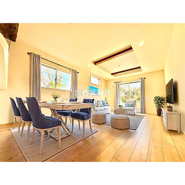 配置してある家具や小物はCGによるイメージです。柔らかな光が射し込む家族団らんのLDK