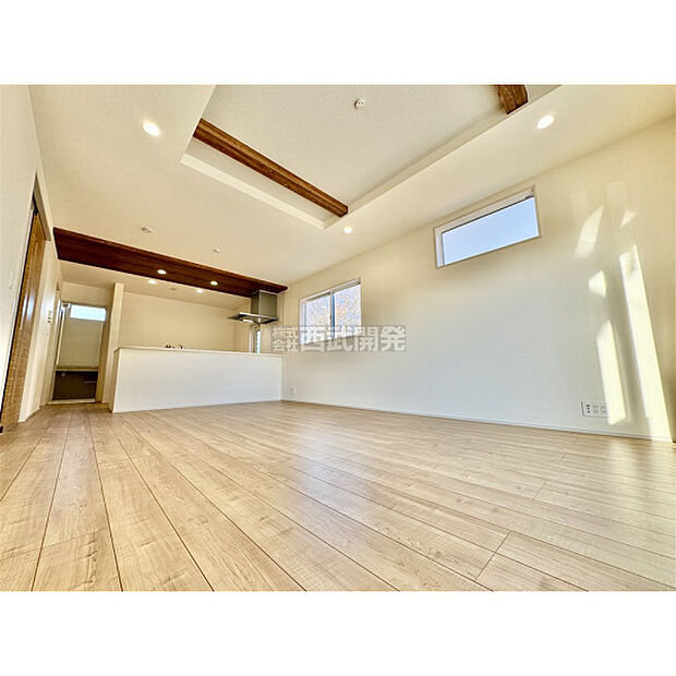 リビングスペースは贅沢な折上天井仕上げとなっております。