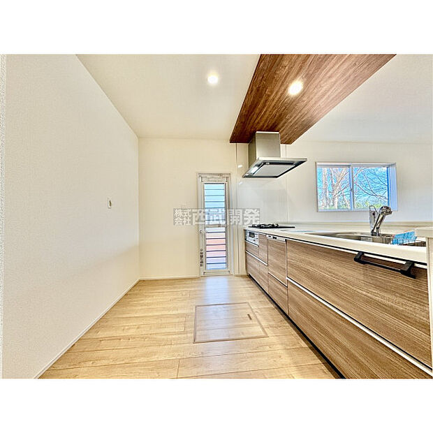 会話を楽しみながら料理ができる対面キッチンです。勝手口を設置することにより家事動線への配慮がポイントです。