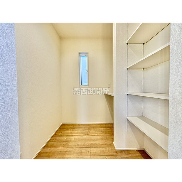 収納豊富なキッチンパントリー