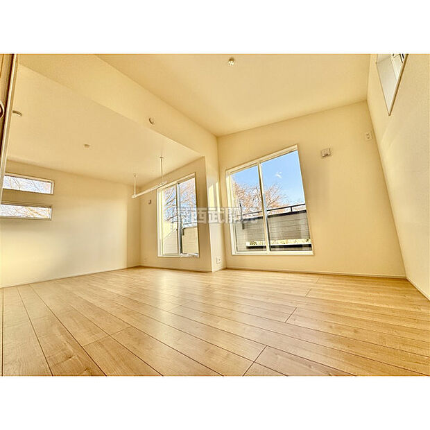 洋室は日当り・通風ともに良好です。明るい部屋はそれだけで気分が晴れやかになりますね。