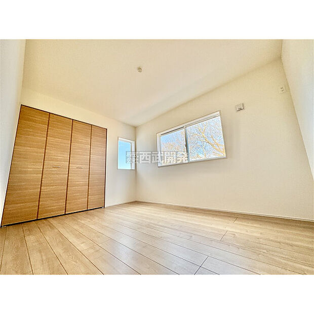 穏やかな日差しと心地よい風が吹き抜ける窓配置