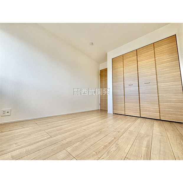 洋服などをすべて収納して室内空間は広々快適