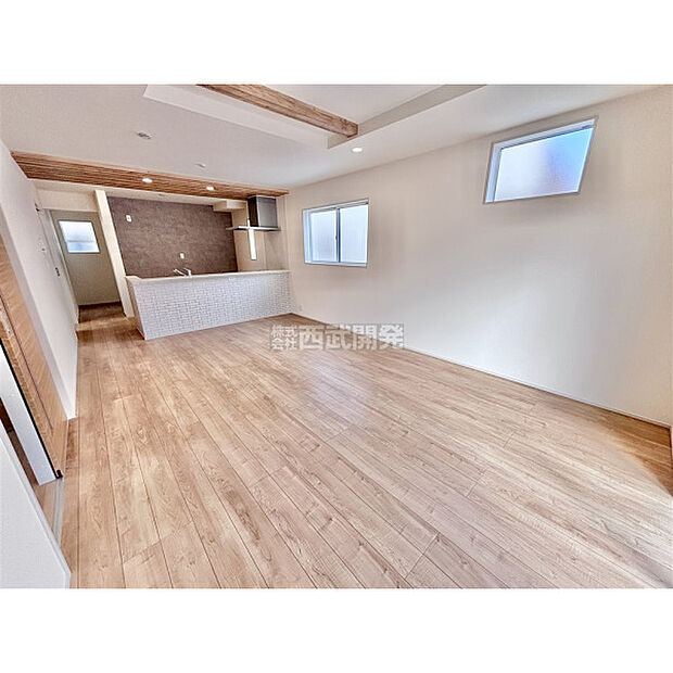 折り上げ天井のあるリビングスペースは開放感に溢れています。