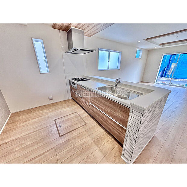 空間の広がりを演出するオープン式対面キッチンです。視界を遮らないのでゆとりの空間が生まれます。