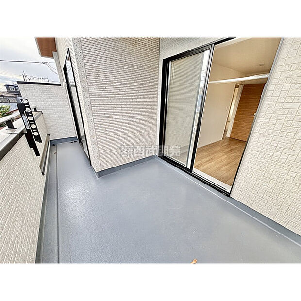 ワイドなバルコニーで洗濯物もお布団も、たくさん干せます。広いバルコニーは使い勝手が良好です。