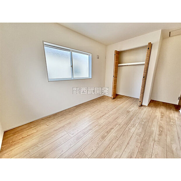 洋服などをすべて収納して室内空間は広々快適